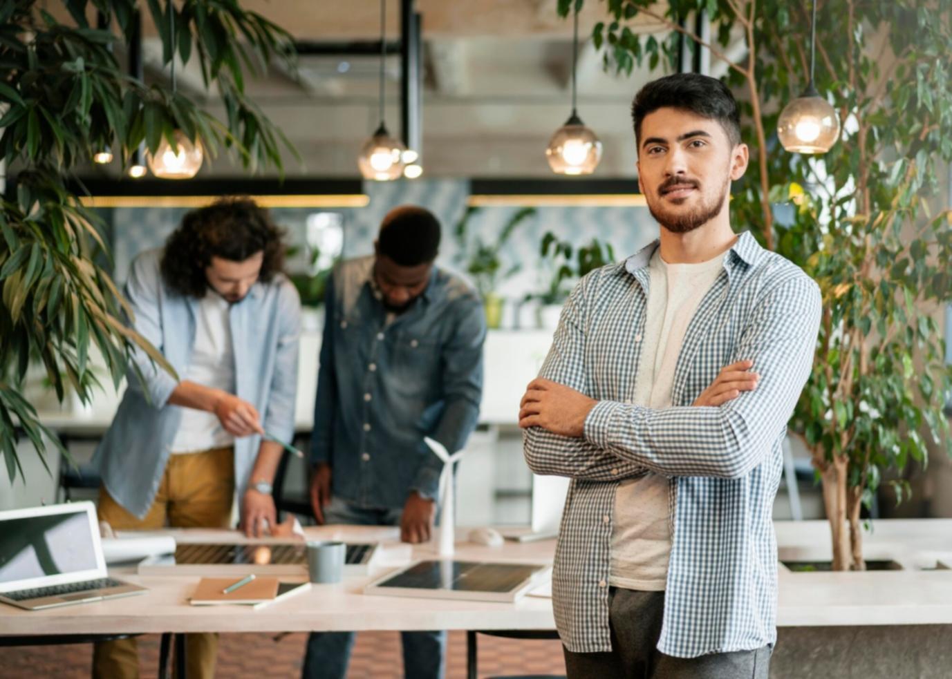 Entrepreneur analysant les données financières de son entreprise